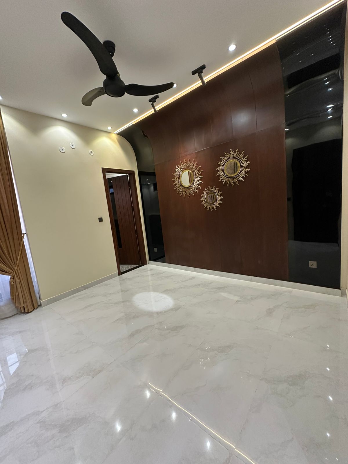 10 Marla Luxury Designer House - Image 11