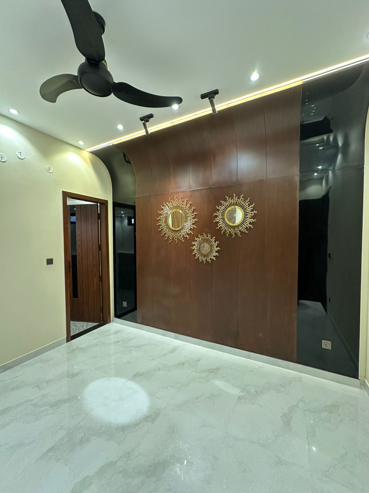 10 Marla Luxury Designer House - Image 9