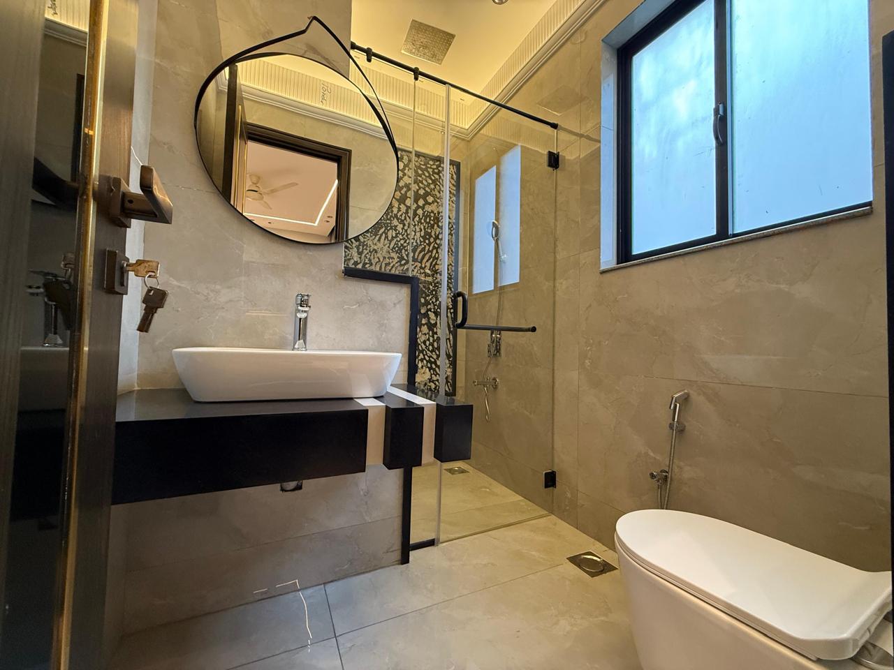 10 Marla Luxury Designer Furnished House - Image 8